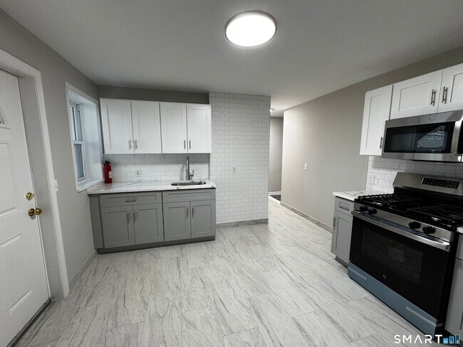 Building Photo - 45-51-51 Cowles St