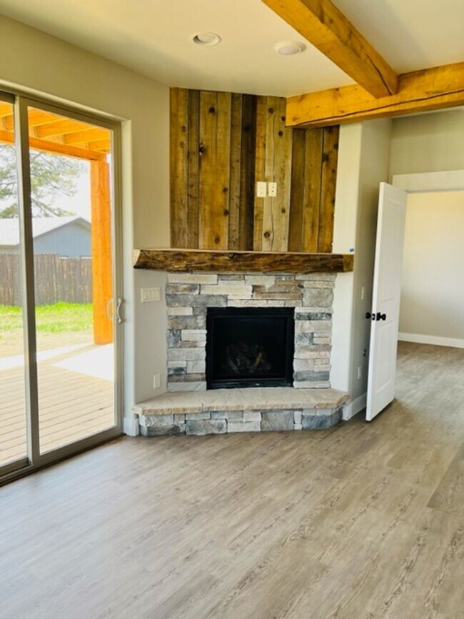 Foto del edificio - Brand New!  Industrial Exterior Chic.  3 B...