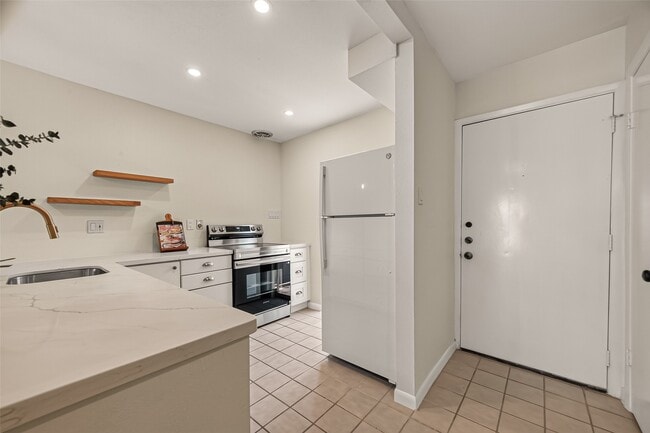 Building Photo - 5056 Glenmont Dr