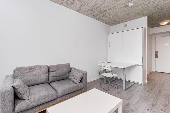 Building Photo - 1900 Simcoe St N