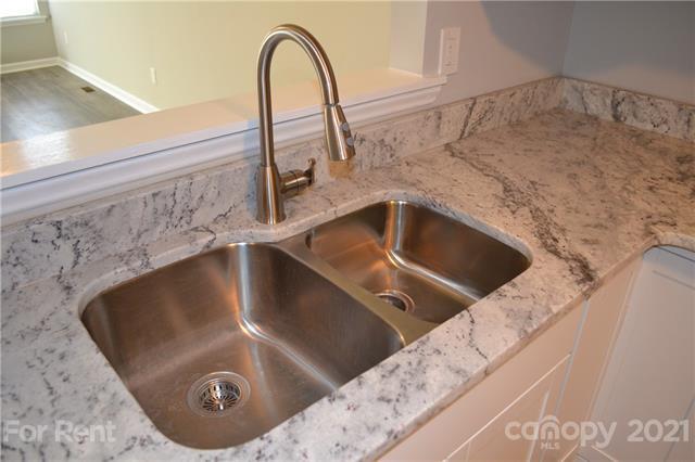 Foto del edificio - 8140 Circle Tree Ln