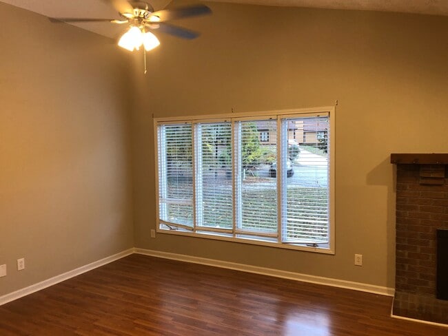 Building Photo - 3/2 Ranch w/ Large 2 Car Garage and Fenced in Backyard on Private Cul-De-Sac!