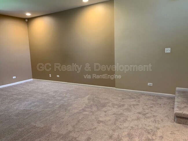 Building Photo - 922 Kings Canyon Dr