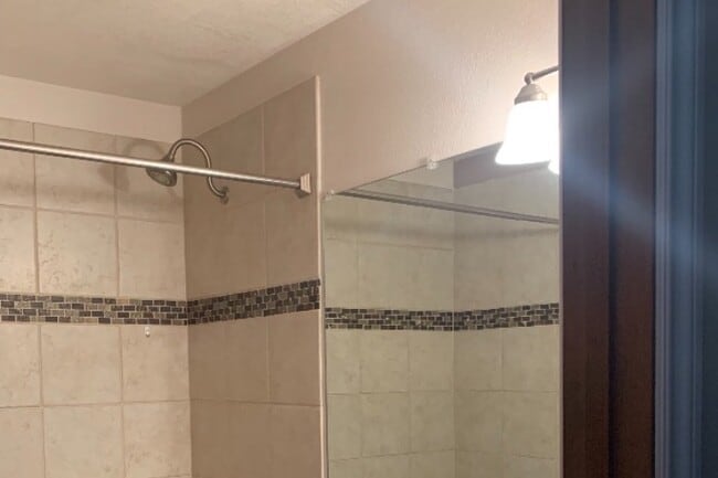 2nd bath - 2041 Sturbridge Cir