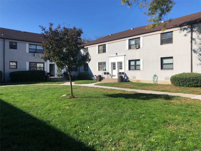 Building Photo - 136-27-136-68 68th Dr