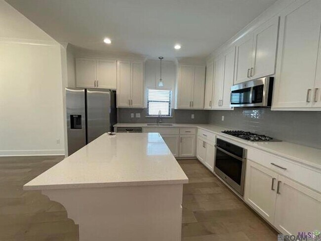 Building Photo - 9905 Stone Water Dr