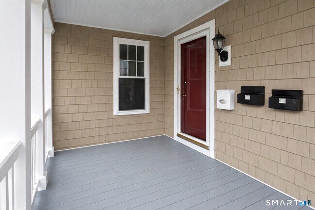 Building Photo - 687 Hallett St