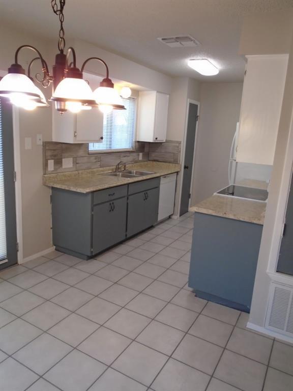 Building Photo - 802 Country Aire Dr