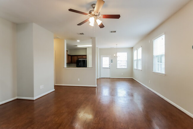 Foto del edificio - 2702 Charming River Dr