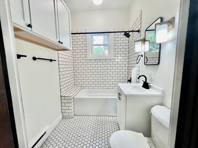 Bathroom - 2900 NE Tyler St