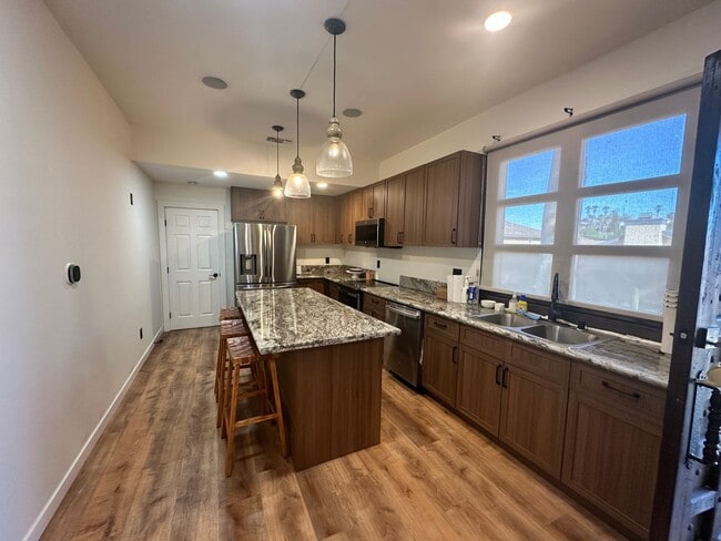 Building Photo - Stunning Furnished Unit! 2 BR, Bonus room and 1 Bath