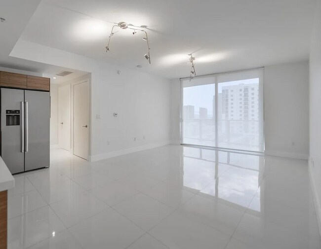 Building Photo - 1010 SW 2nd Ave