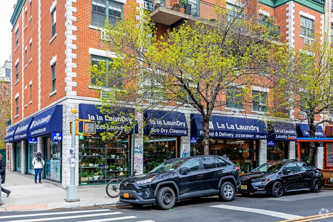 Tiendas en la planta baja - 176-180 Avenue B
