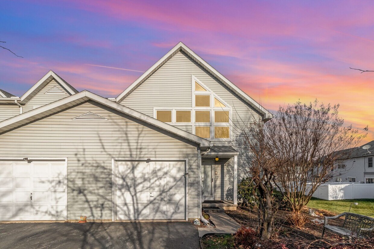 Foto principal - Open Concept Town-Home With Vaulted Ceilin...