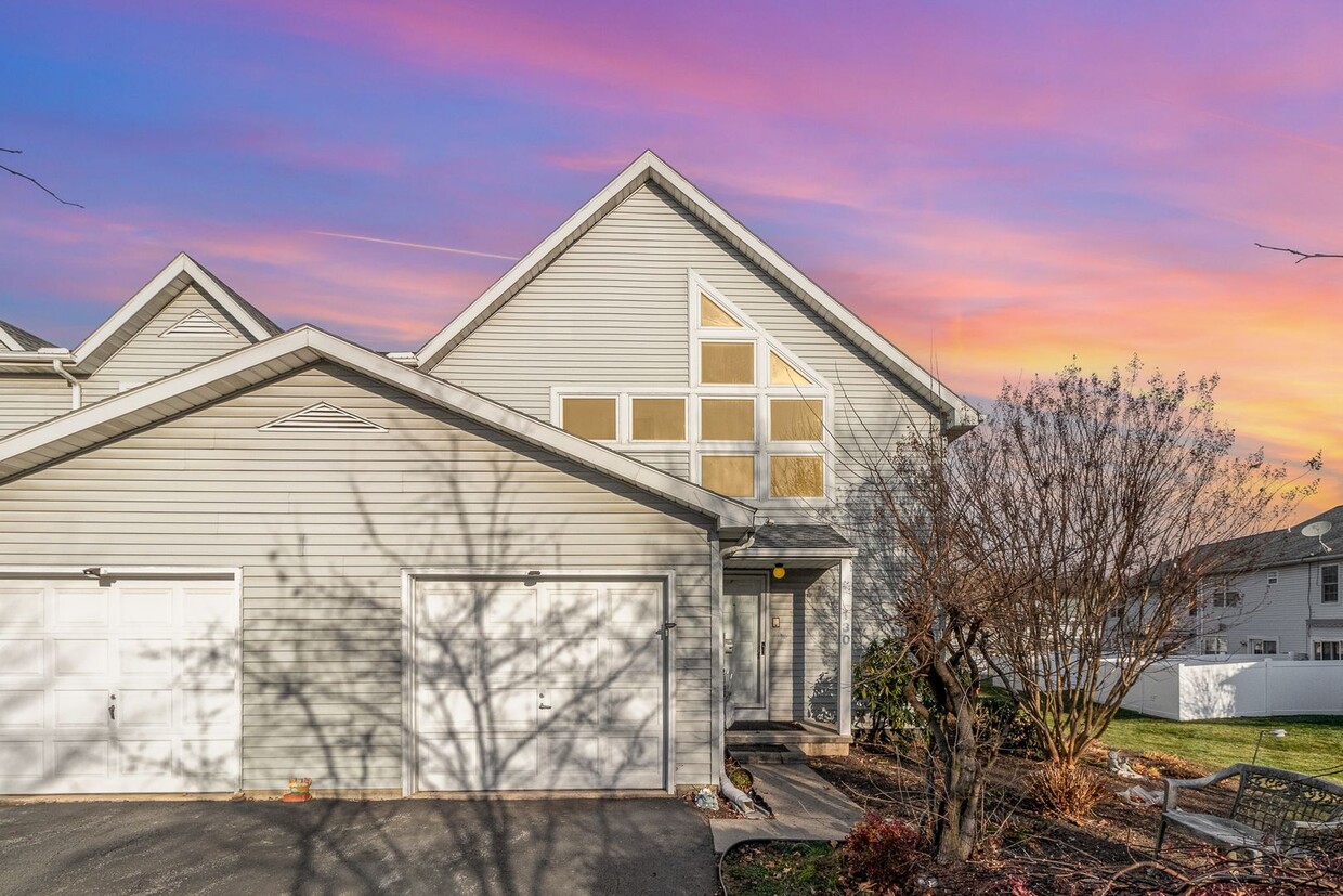 Primary Photo - Open Concept Town-Home With Vaulted Ceilin...