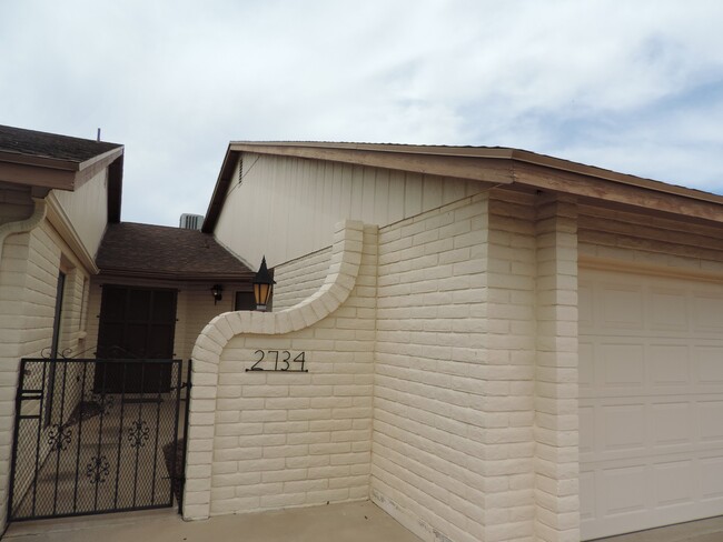 Building Photo - Updated townhouse in Greenways Subdivision