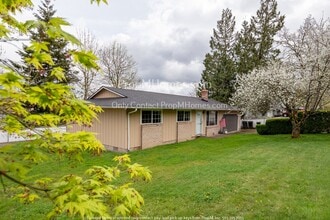 Building Photo - 19682 View Dr