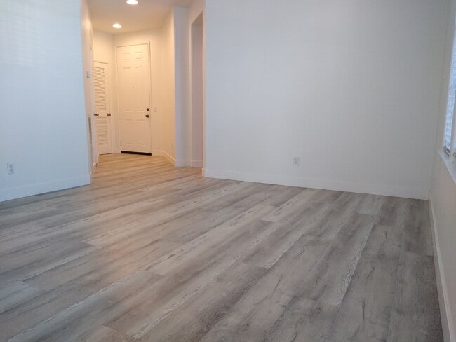 Building Photo - ENJOY RESORT-STYLE LIVING IN THE HEART OF VALENCIA