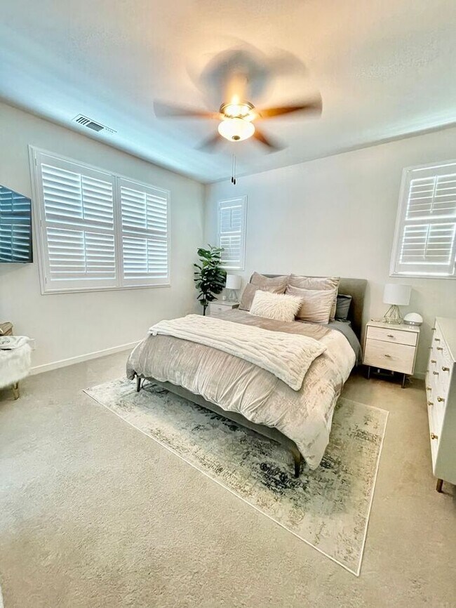 Building Photo - Beautiful 6 years new 3 bedroom home + lof...