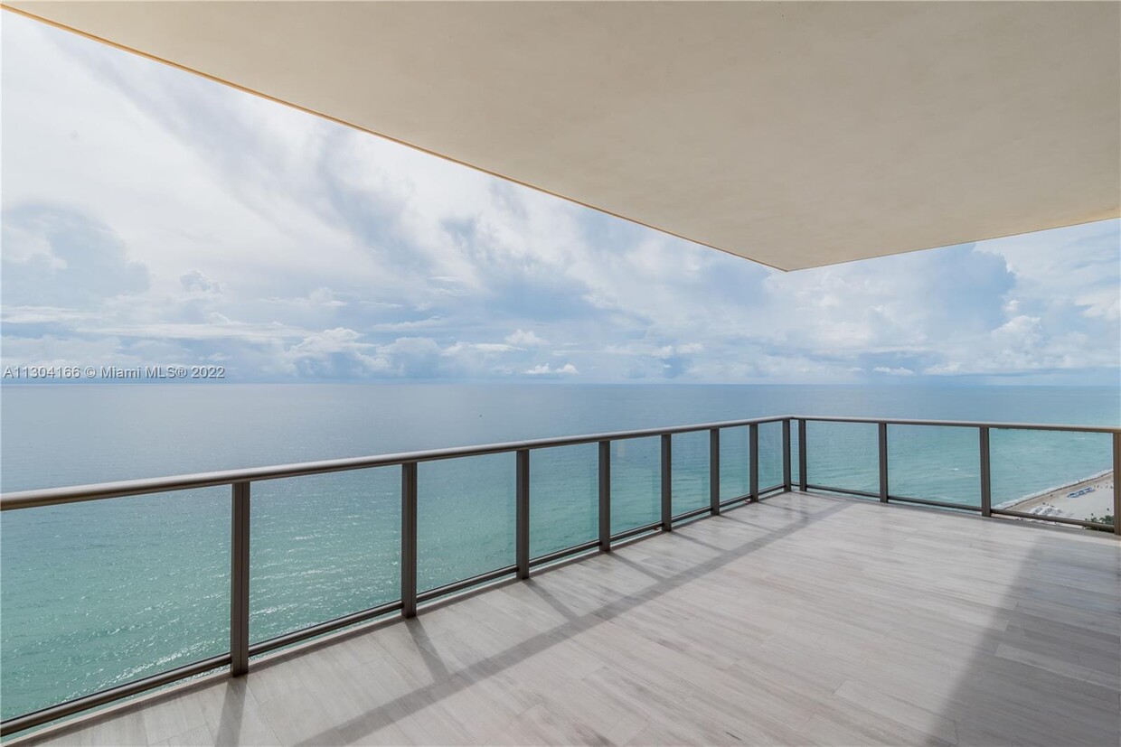 Foto principal - 17749 Collins Ave