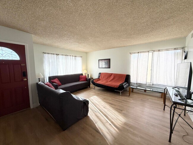 Foto del edificio - Fully Furnished 4-Bedroom Home in Prime Central Las Vegas Location