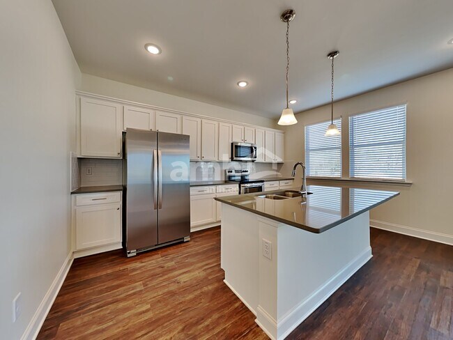 Foto del edificio - 3881 Chivalry Dr