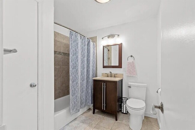 Foto del edificio - "Charming 1-Bedroom Retreat with Modern Co...