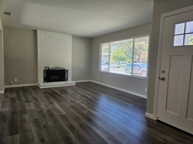 Living room - 874 Castlewood Dr