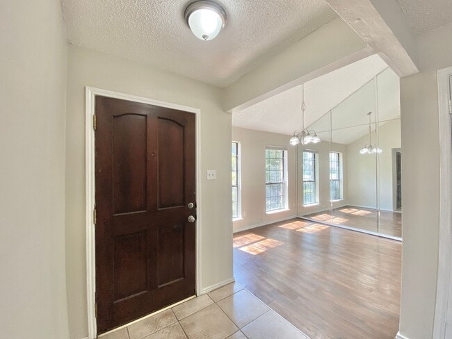 Building Photo - Spacious, Updated Townhome in Garland