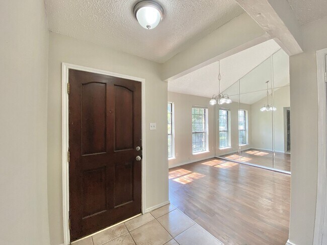 Foto del edificio - Spacious, Updated Townhome in Garland