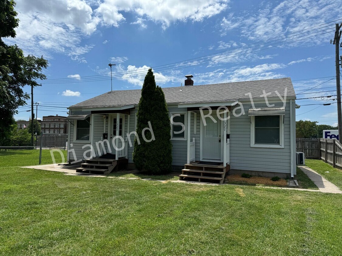 Primary Photo - 1327 N Robberson Ave