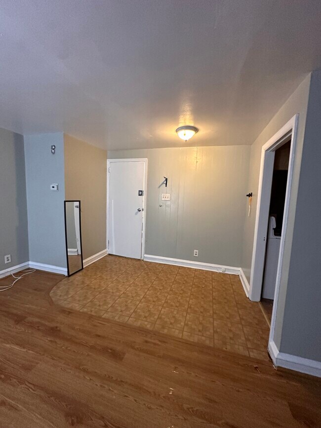 Front Foyer - 1335 E Sedgwick St