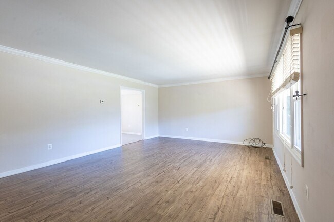 Foto del edificio - Spacious 4 BR/2 BA Single-Family Home in B...