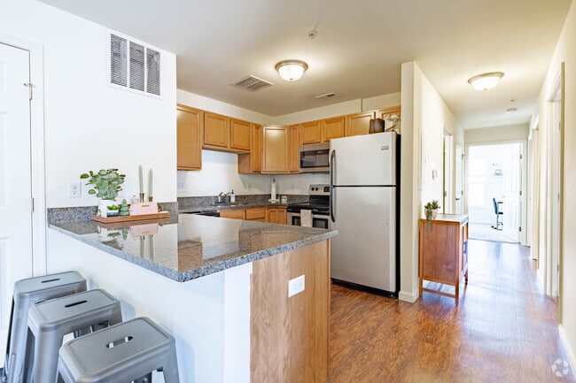 3BR, 3BA - 1,150SF - Kitchen - Stratford Court Apartments