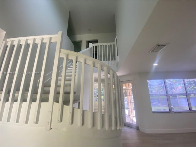 Foto del edificio - 241 E Bayridge Dr