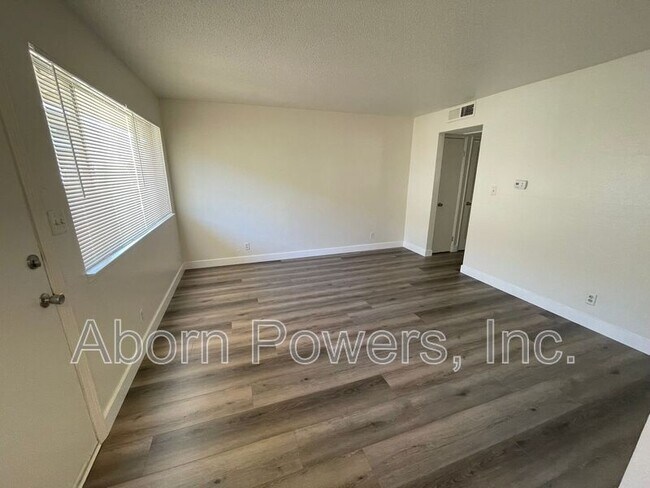 Foto del edificio - 10335 White Rock Rd