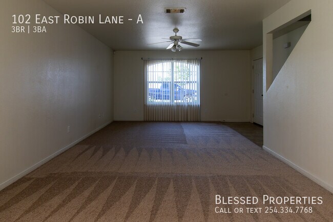 Building Photo - 102 E Robin Ln