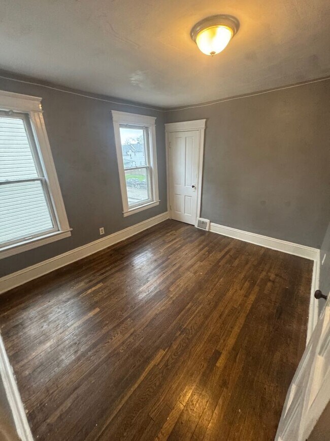 Building Photo - 632 E 101st St