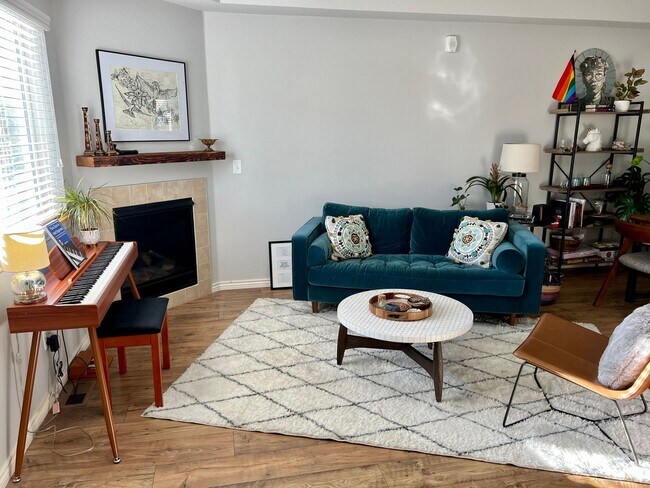 Building Photo - Phenomenal 3-Bed, 3.5-Bath Townhome in Lon...