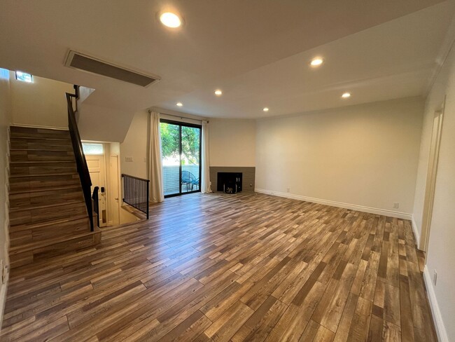 Foto del edificio - MOVE-IN READY, upgraded 3+3 w/bonus room!