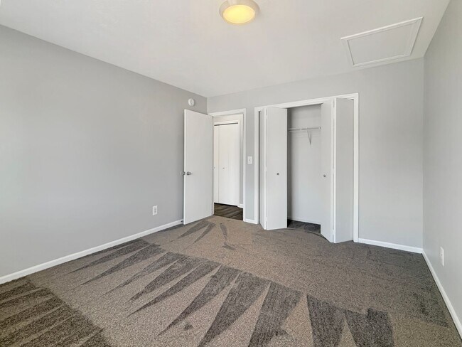 Building Photo - 533 W 20th St