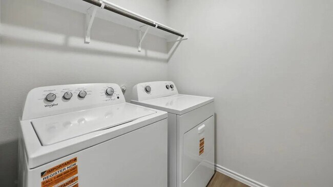 Foto del edificio - Beautiful new 4-bedroom, 2-bath home with an open floor plan, granite kitchen, two-car garage, an...