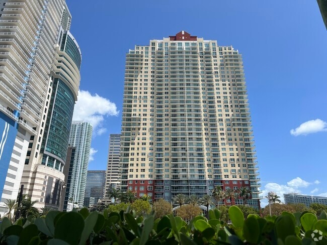 Building Photo - 1155 Brickell Bay Dr