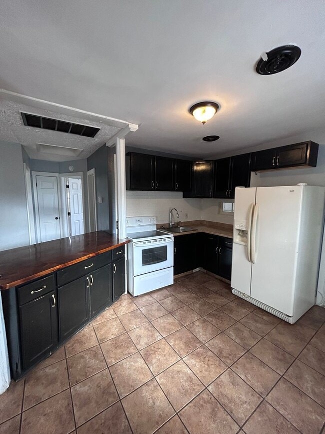 Building Photo - 701 Yorkshire Dr