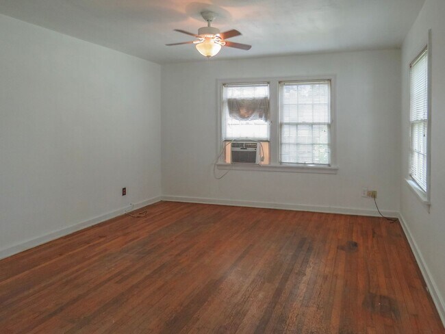Building Photo - 1 Bedroom Cottage available in Salem !