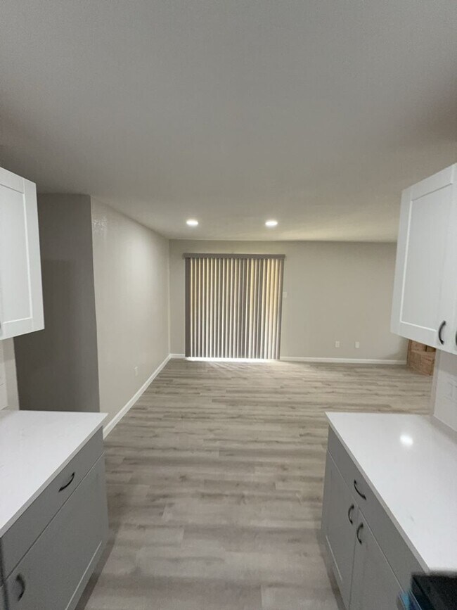 Building Photo - AVAILABLE NOW - (SECTION 8 ACCEPTED)