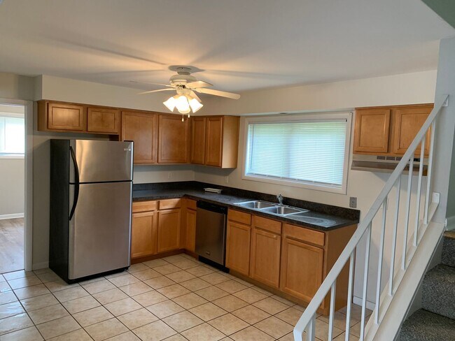 Foto del edificio - Spacious 3 bd 1.5 bth Raised Ranch Duplex