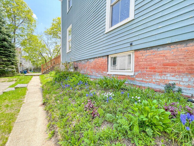 Building Photo - 36 Sawyer St