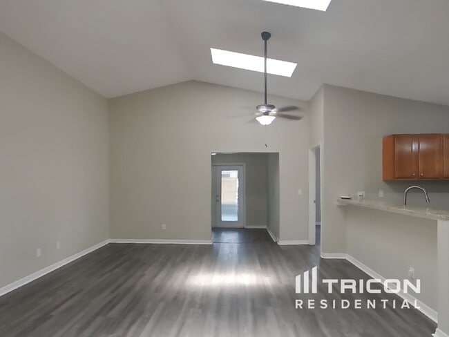Building Photo - 2031 Helm Ln