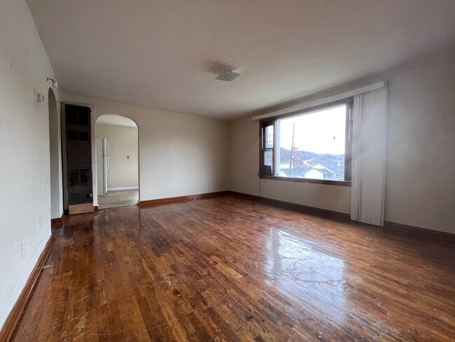 Family Room - 102 Lough St